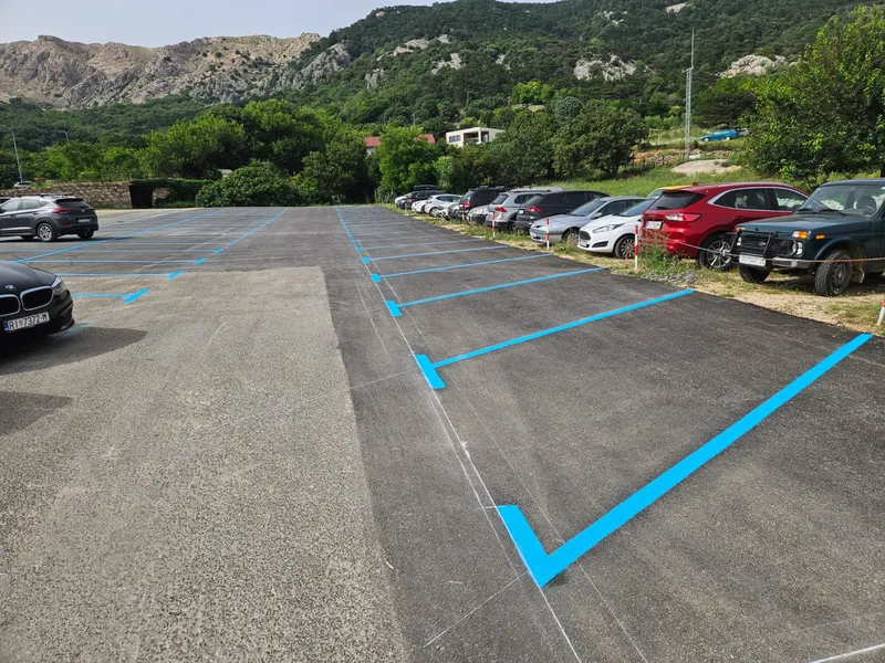 Iscrtana parkirna mjesta s plavim oznakama i strelicama smjera